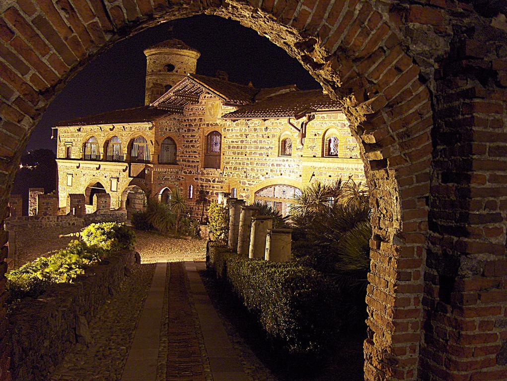 Hotel Castello Di Pavone Pavone Canavese Exterior foto