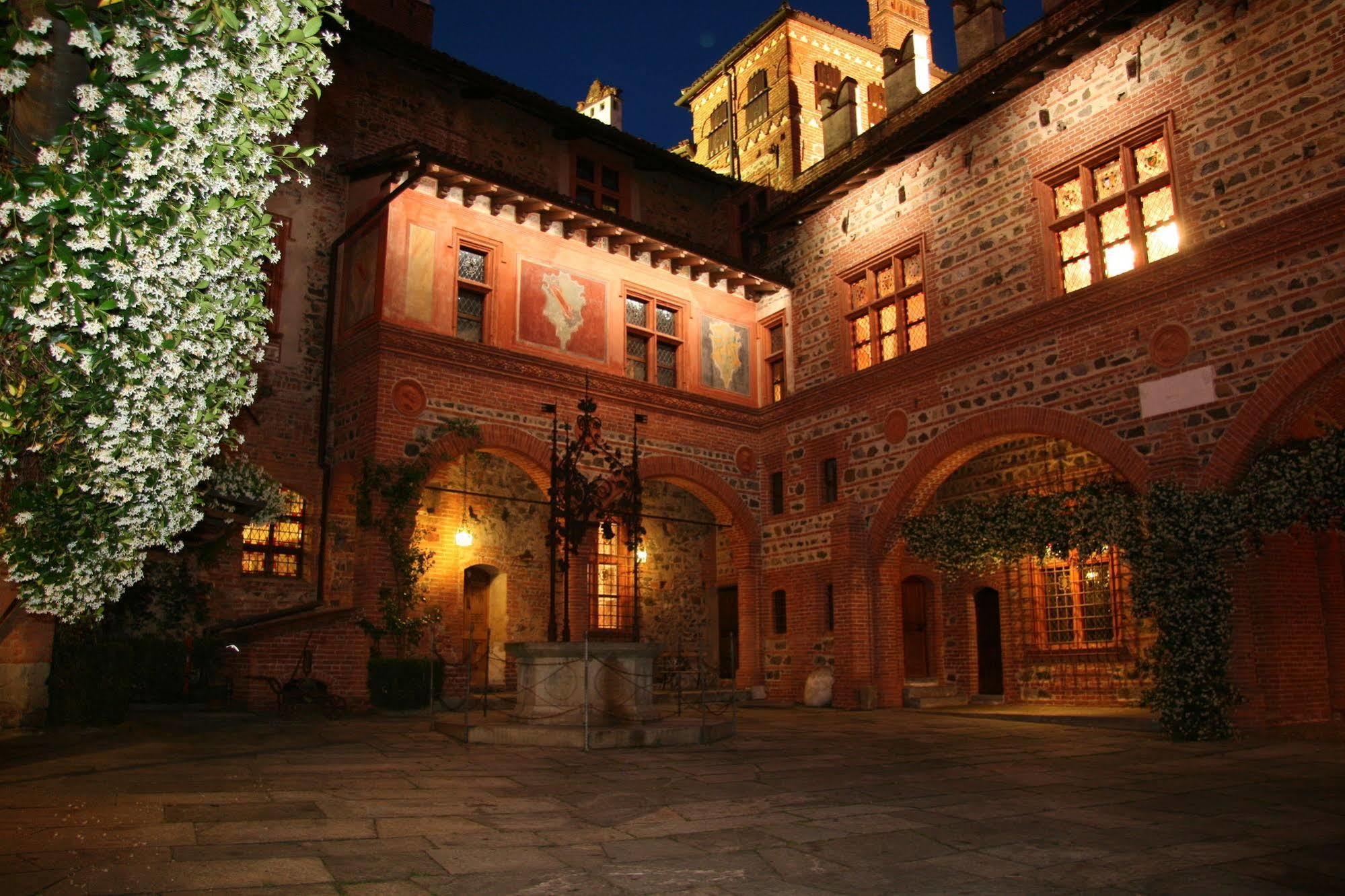 Hotel Castello Di Pavone Pavone Canavese Exterior foto